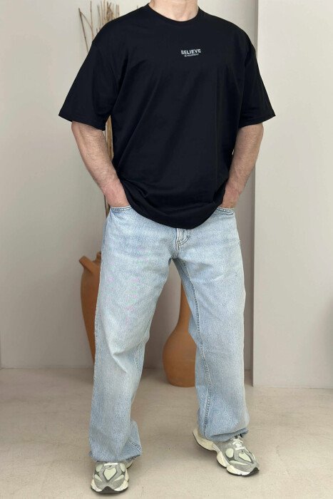 T-SHIRT ME SHKRIME PËR MESHKUJ NË NGJYRËN E ZEZË - 1