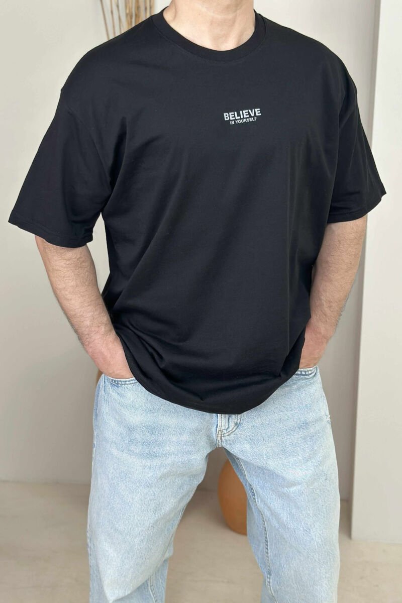 T-SHIRT ME SHKRIME PËR MESHKUJ NË NGJYRËN E ZEZË - 3