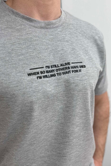 T-SHIRT ME SHKRIME PËR MESHKUJ NË NGJYRËN GRI E ZBARDHUR - 2