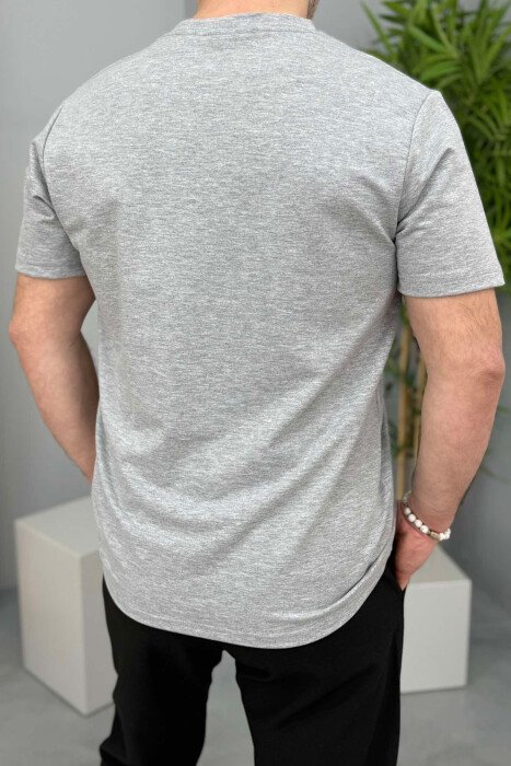 T-SHIRT ME SHKRIME PËR MESHKUJ NË NGJYRËN GRI E ZBARDHUR - 3