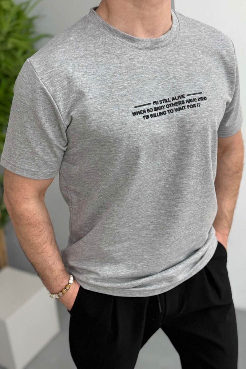 T-SHIRT ME SHKRIME PËR MESHKUJ NË NGJYRËN GRI E ZBARDHUR - 4