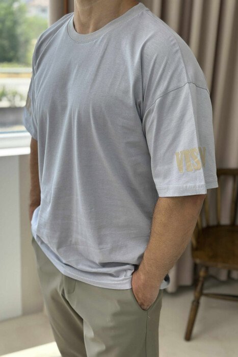 T-SHIRT ME SHKRIME PËR MESHKUJ NË NGJYRËN GRI E ZBARDHUR - 3