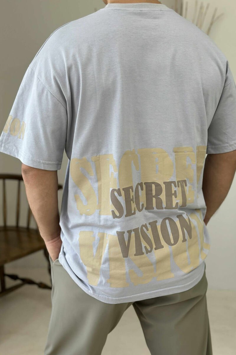 T-SHIRT ME SHKRIME PËR MESHKUJ NË NGJYRËN GRI E ZBARDHUR - 4
