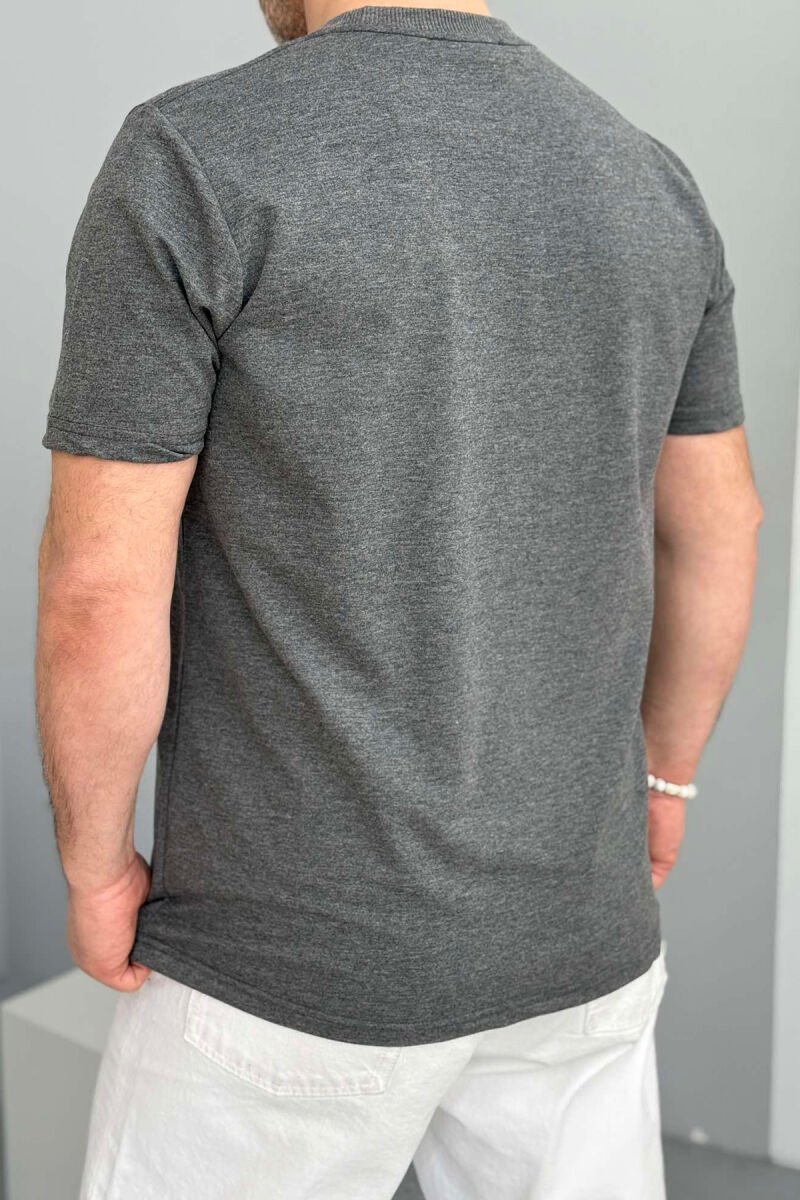 T-SHIRT ME SHKRIME PËR MESHKUJ NË NGJYRËN GRI - 3