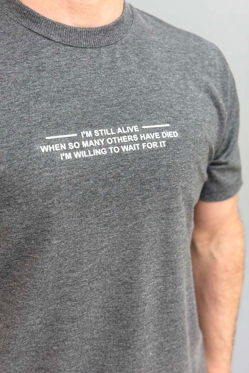 T-SHIRT ME SHKRIME PËR MESHKUJ NË NGJYRËN GRI - 4