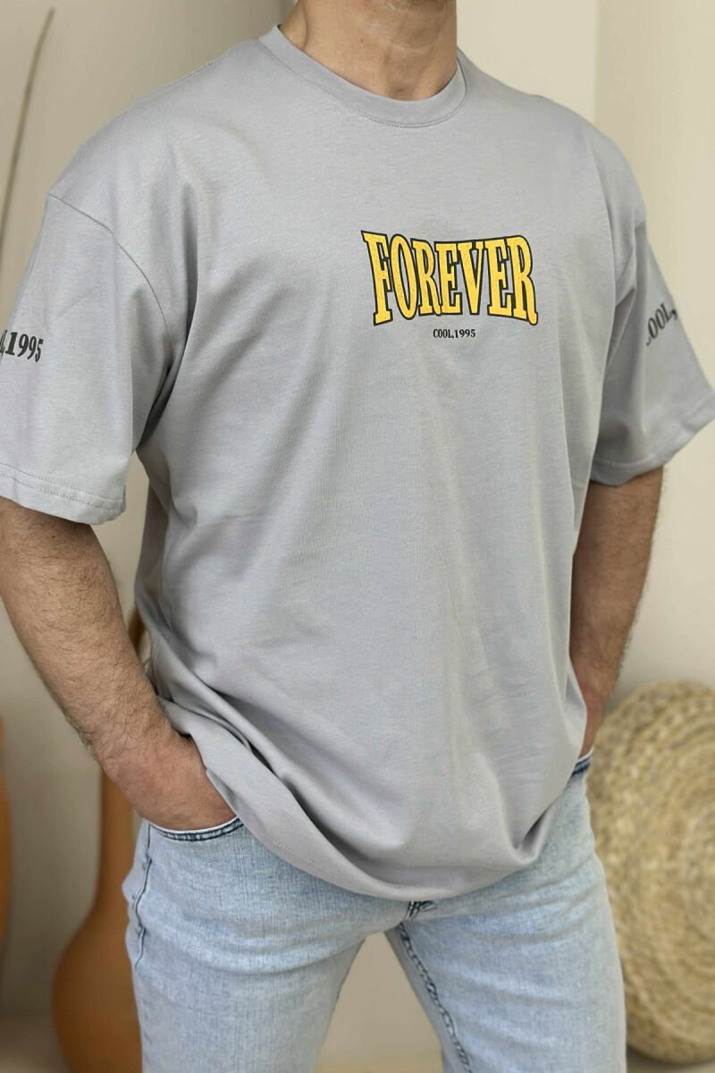 T-SHIRT ME SHKRIME PËR MESHKUJ NË NGJYRËN GRI E ZBARDHUR - 1