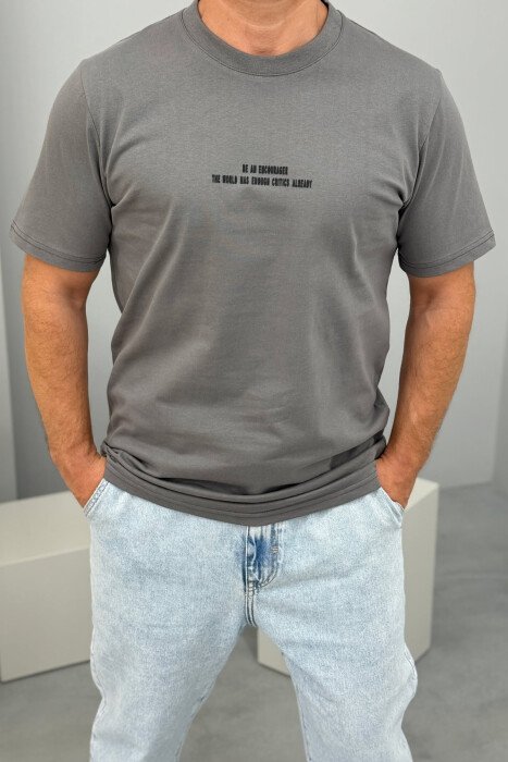 T-SHIRT ME SHKRIME PËR MESHKUJ NË NGJYRËN GRI - 2
