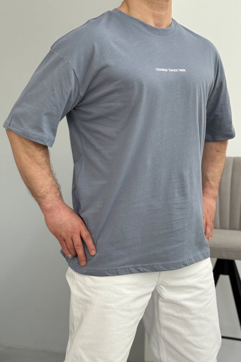 T-SHIRT ME SHKRIME PËR MESHKUJ NË NGJYRËN GRI - 1