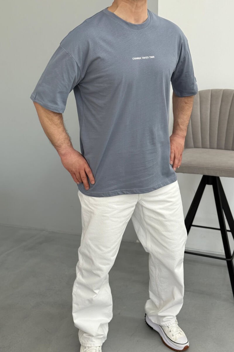 T-SHIRT ME SHKRIME PËR MESHKUJ NË NGJYRËN GRI - 2