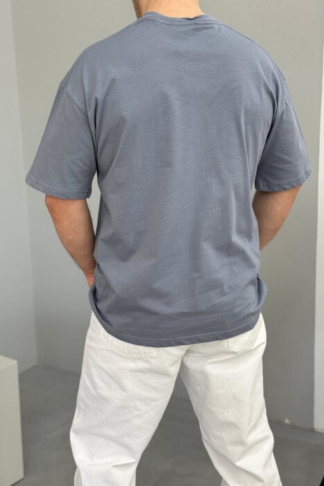 T-SHIRT ME SHKRIME PËR MESHKUJ NË NGJYRËN GRI - 3