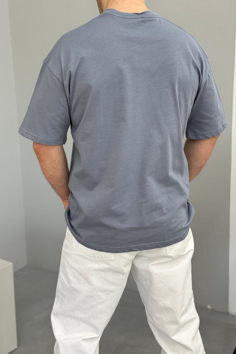 T-SHIRT ME SHKRIME PËR MESHKUJ NË NGJYRËN GRI - 3