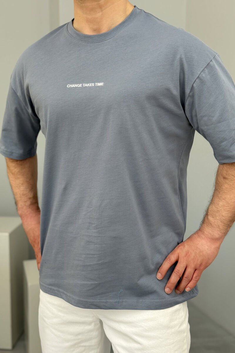 T-SHIRT ME SHKRIME PËR MESHKUJ NË NGJYRËN GRI - 4