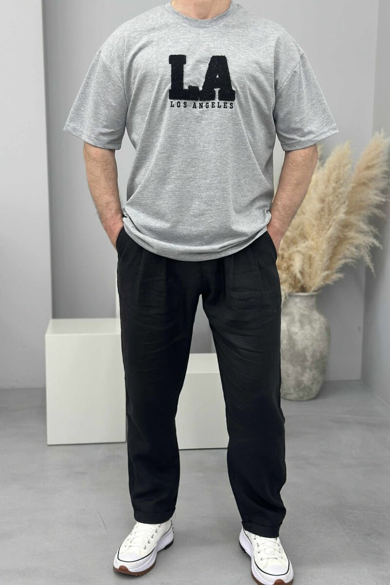 T-SHIRT ME SHKRIME PËR MESHKUJ NË NGJYRËN GRI - 2