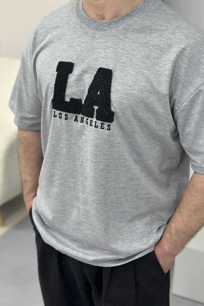 T-SHIRT ME SHKRIME PËR MESHKUJ NË NGJYRËN GRI - 3