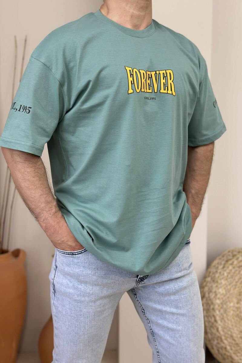 T-SHIRT ME SHKRIME PËR MESHKUJ NË NGJYRËN GURKALI - 1