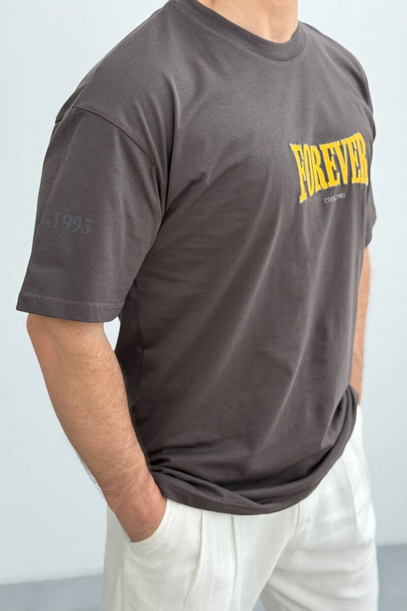 T-SHIRT ME SHKRIME PËR MESHKUJ NË NGJYRËN KAFE E ERRËT - 3