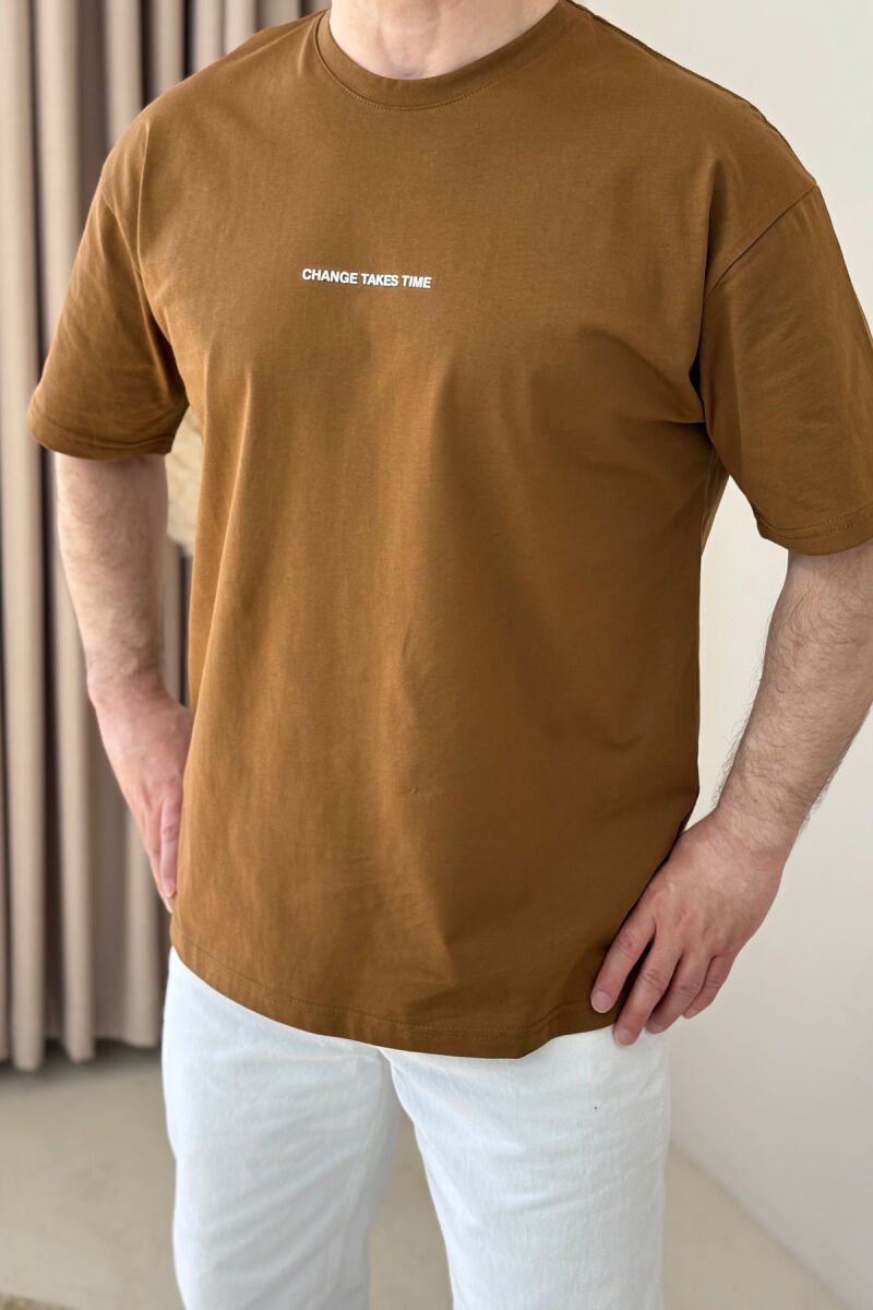 T-SHIRT ME SHKRIME PËR MESHKUJ NË NGJYRËN KAFE - 1