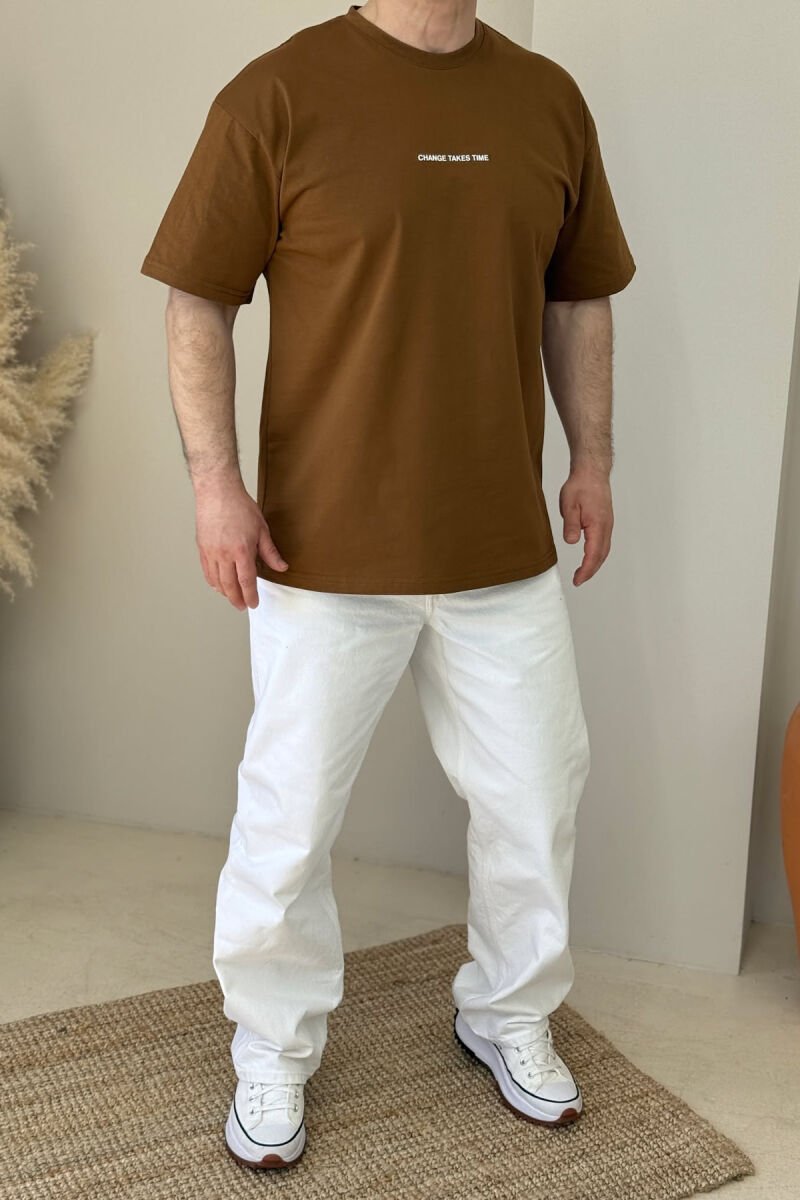 T-SHIRT ME SHKRIME PËR MESHKUJ NË NGJYRËN KAFE - 2