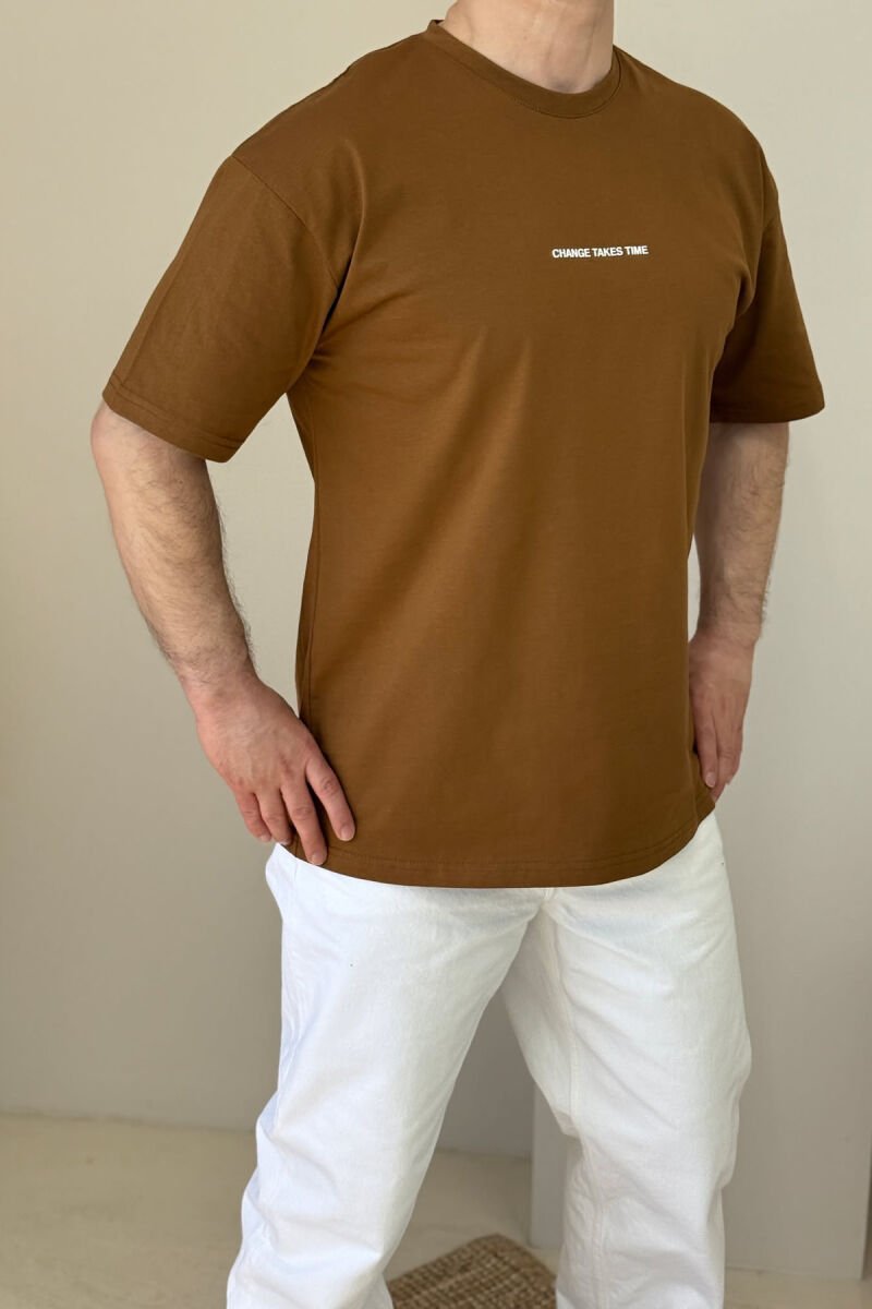 T-SHIRT ME SHKRIME PËR MESHKUJ NË NGJYRËN KAFE - 3