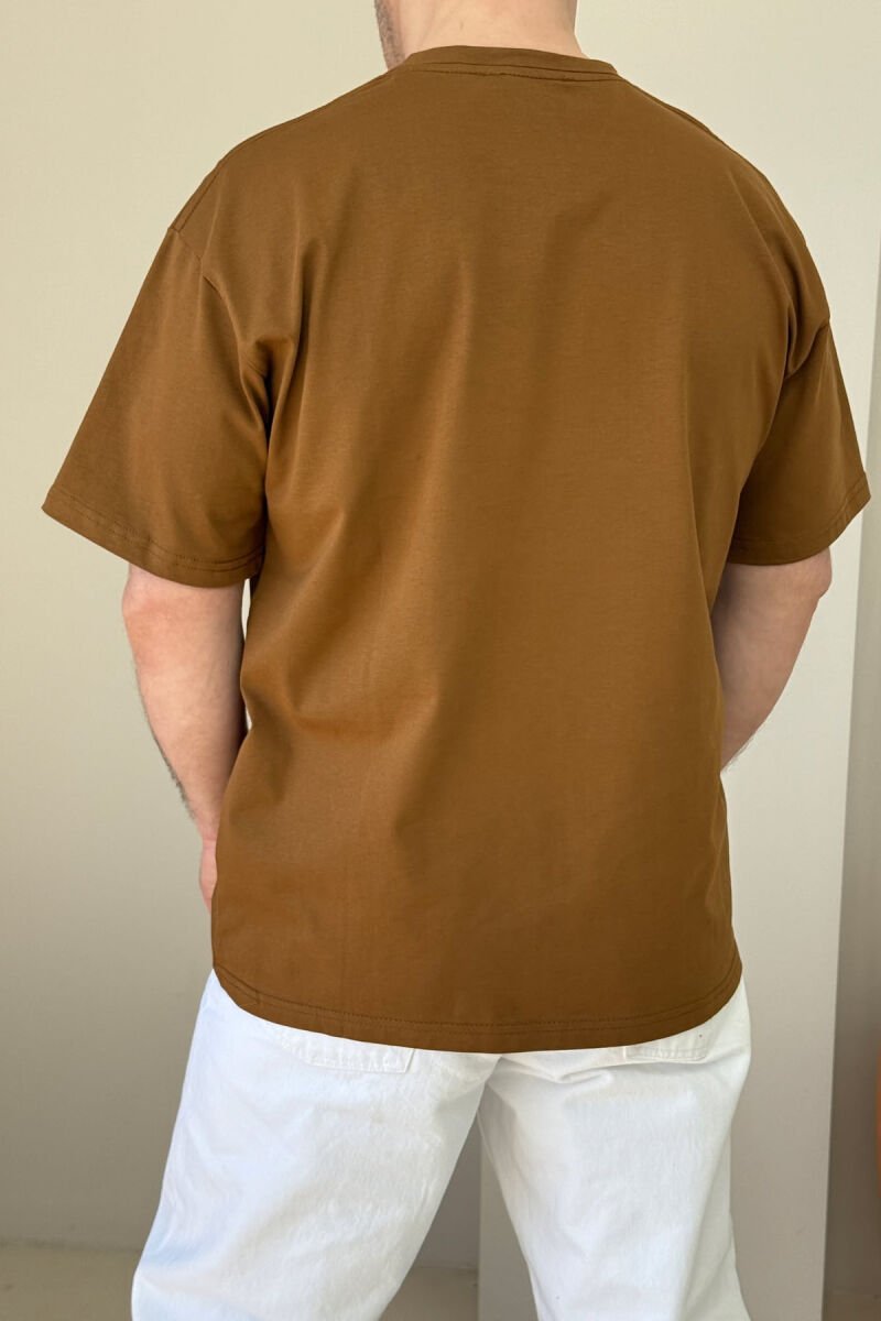 T-SHIRT ME SHKRIME PËR MESHKUJ NË NGJYRËN KAFE - 4