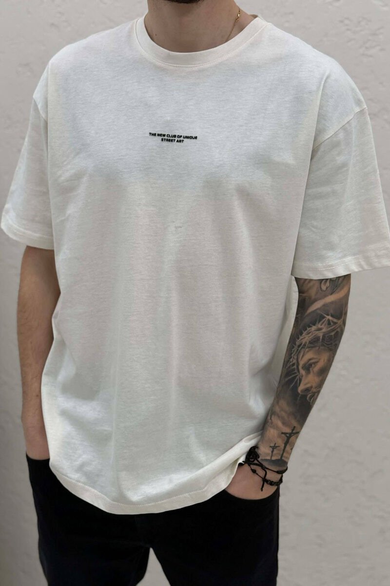 T-SHIRT ME SHKRIME PËR MESHKUJ NË NGJYRË KREM - 2