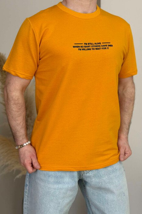 T-SHIRT ME SHKRIME PËR MESHKUJ NË NGJYRËN MUSTARDË - 1