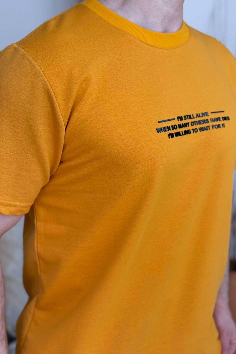 T-SHIRT ME SHKRIME PËR MESHKUJ NË NGJYRËN MUSTARDË - 2
