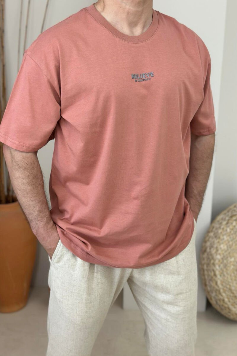 T-SHIRT ME SHKRIME PËR MESHKUJ NË NGJYRËN PUDËR - 2