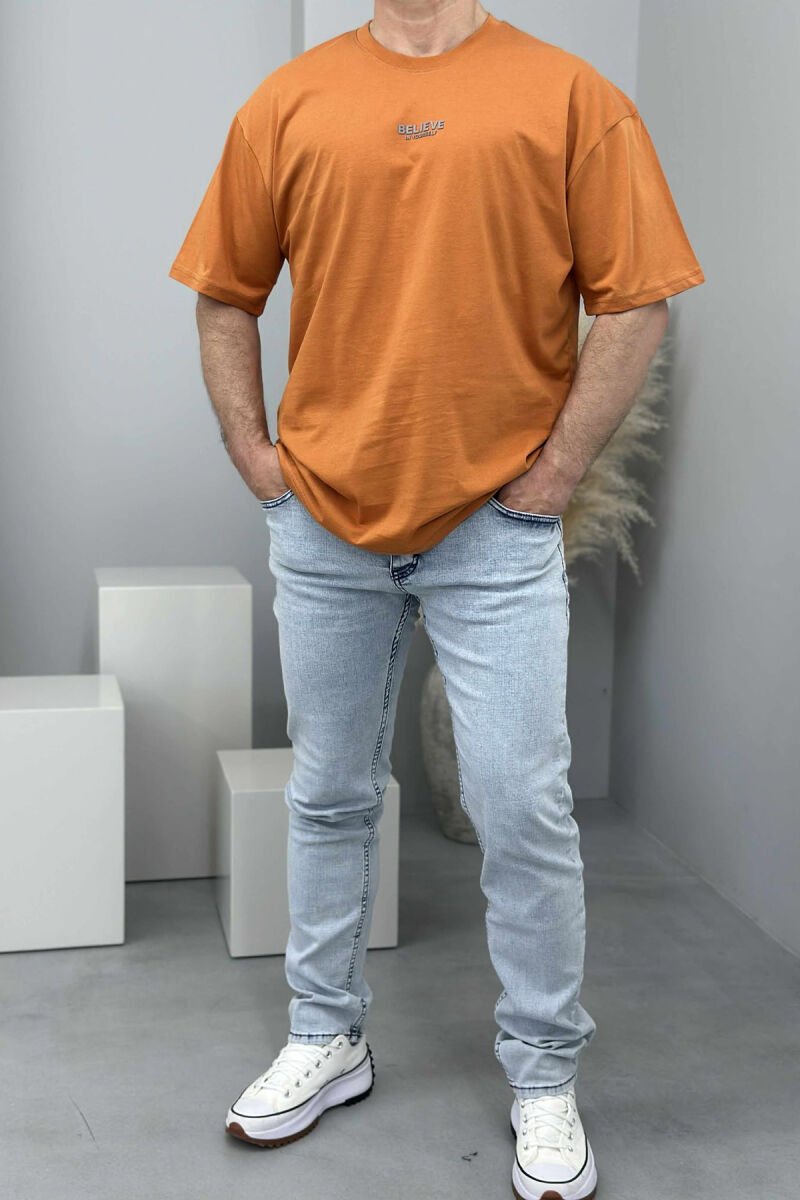 T-SHIRT ME SHKRIME PËR MESHKUJ NË NGJYRËN TULLË - 1