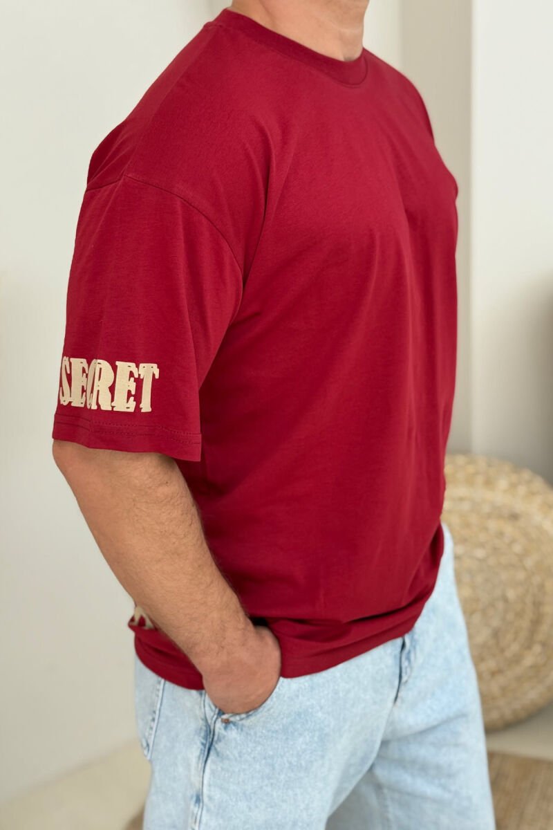 T-SHIRT ME SHKRIME PËR MESHKUJ NË NGJYRËN VISHNJË - 2