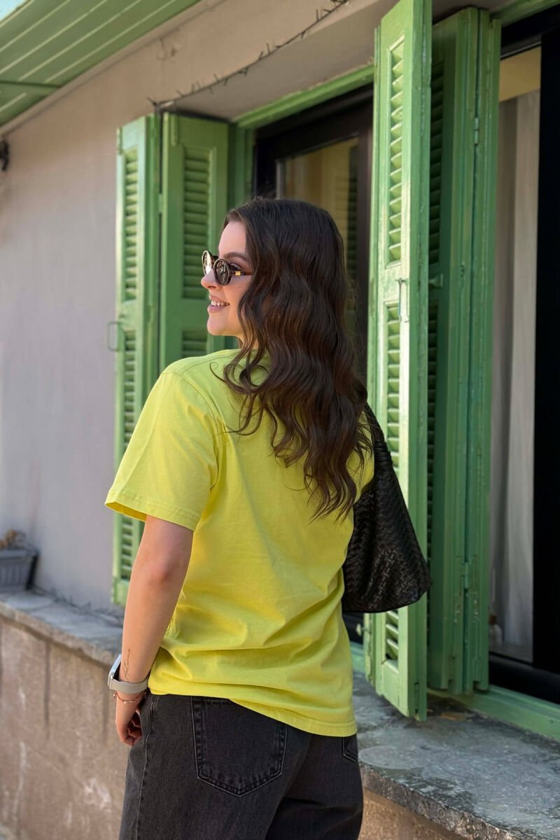 T-SHIRT ME SHKRIME TE VOGLA PER FEMRA NE NGJYRE NEON + 6 PALE ÇORAPE DHURATE - 4