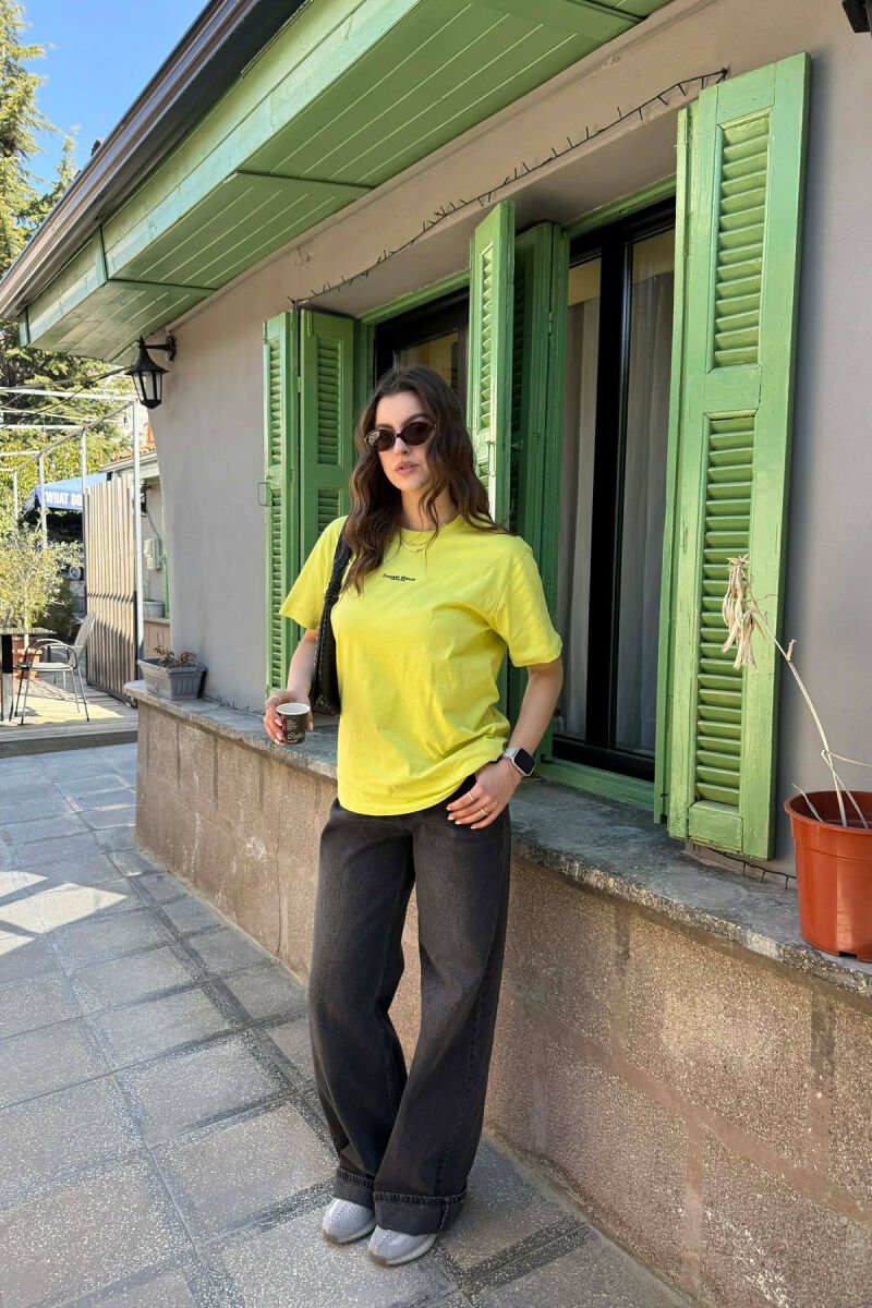 T-SHIRT ME SHKRIME TE VOGLA PER FEMRA NE NGJYRE NEON + 6 PALE ÇORAPE DHURATE - 5