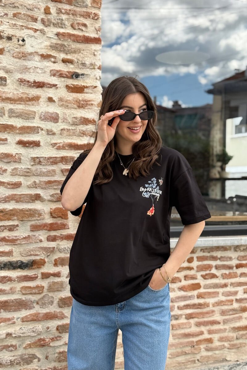 T-SHIRT ME SHKRIME ME DIZAJNIN E LULEVE PËR FEMRA NË NGJYRËN E ZEZË - 4
