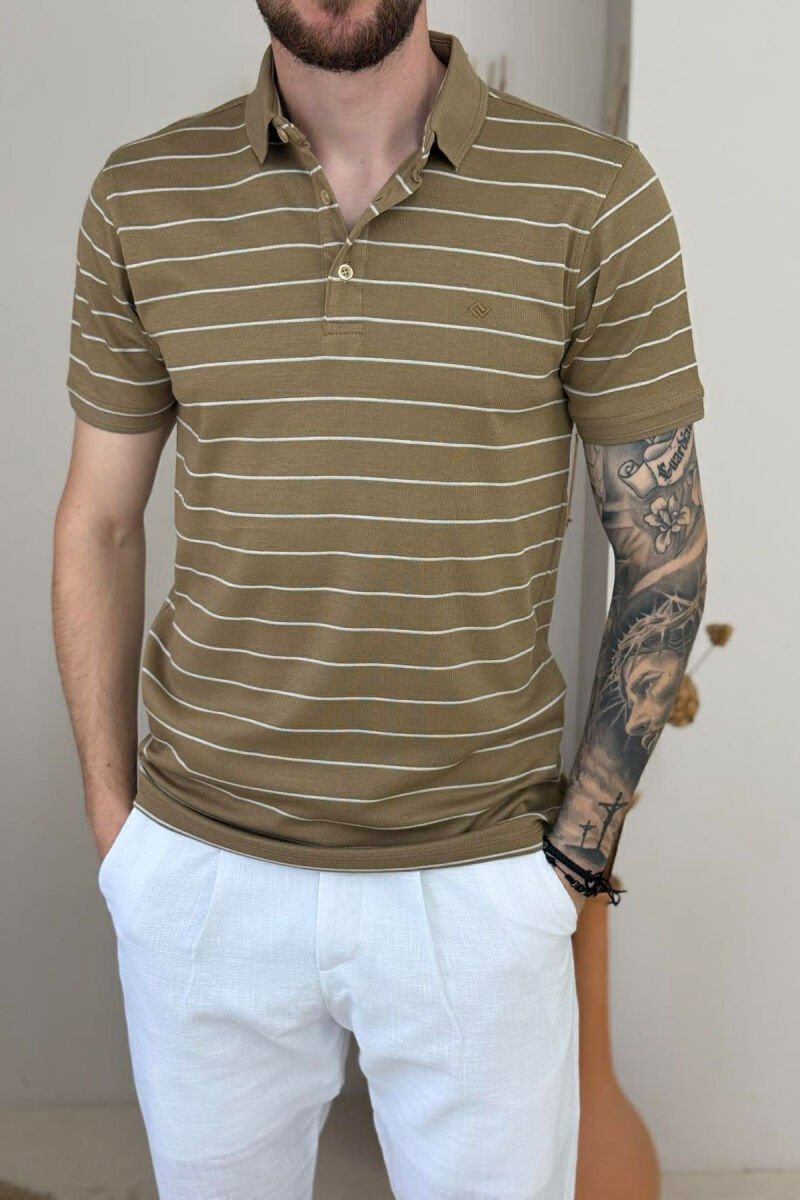 T-SHIRT ME VIJA ME JAKE POLO PER MESHKUJ NE NGJYRE KAFE TE ZBARDHUR - 2