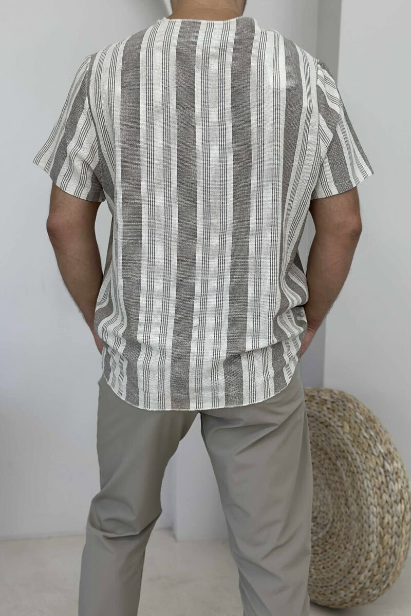 T-SHIRT ME VIJA ME LOGON E ARUSHIT PËR MESHKUJ NË NGJYRËN BEZHË E ERRËT - 3