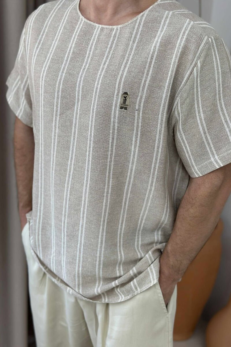 T-SHIRT ME VIJA ME LOGON E ARUSHIT PËR MESHKUJ NË NGJYRËN BEZHË - 3