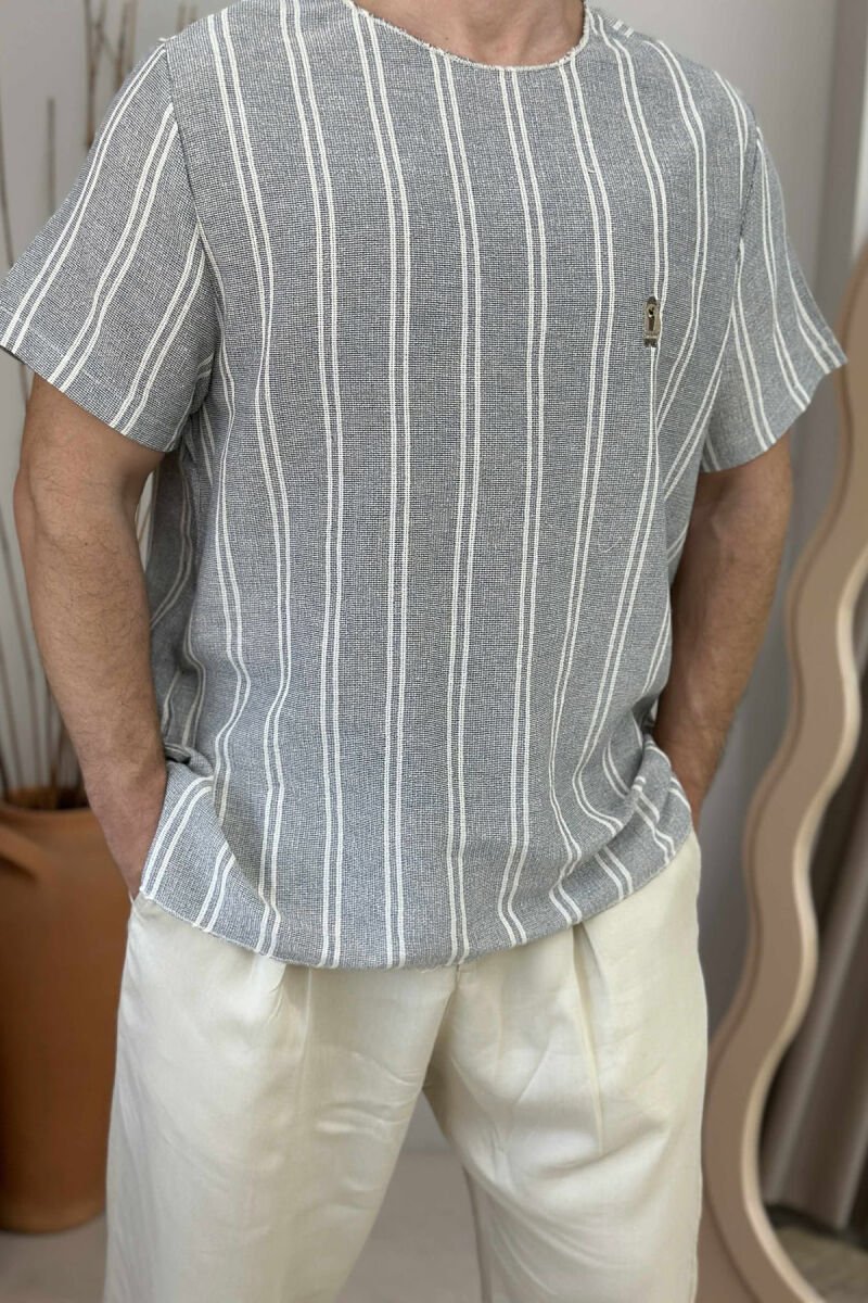 T-SHIRT ME VIJA ME LOGON E ARUSHIT PËR MESHKUJ NË NGJYRËN GRI E ZBARDHUR - 2