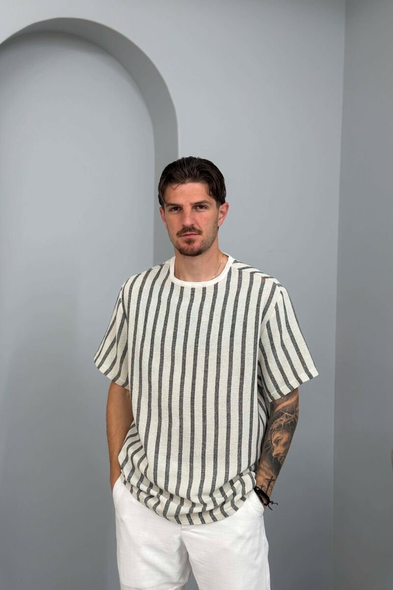 T-SHIRT ME VIJA PËR MESHKUJ NË NGJYRËN E ZEZË+KREM - 1