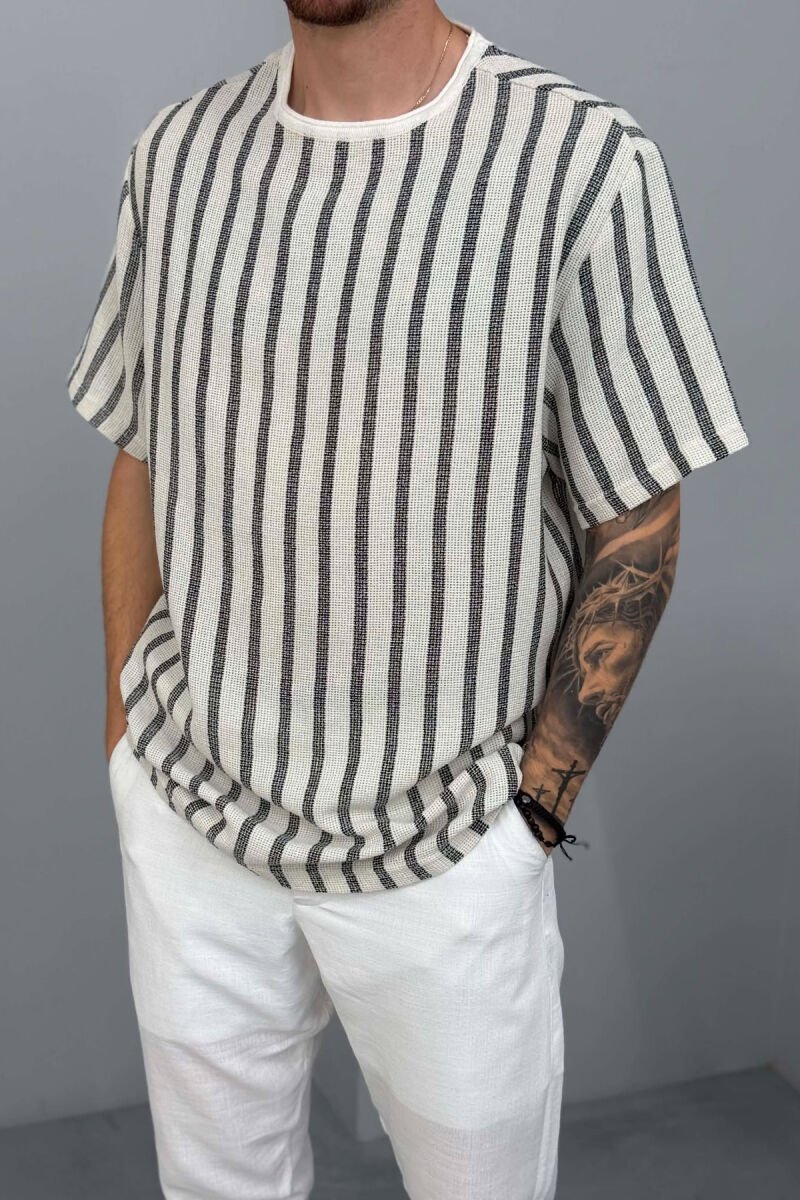 T-SHIRT ME VIJA PËR MESHKUJ NË NGJYRËN E ZEZË+KREM - 4