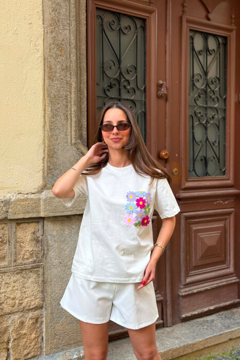 T-SHIRT ME XHEP ME QENDISJE PER FEMRA NE NGJYRE TE BARDHE - KLAUDIO FASHION