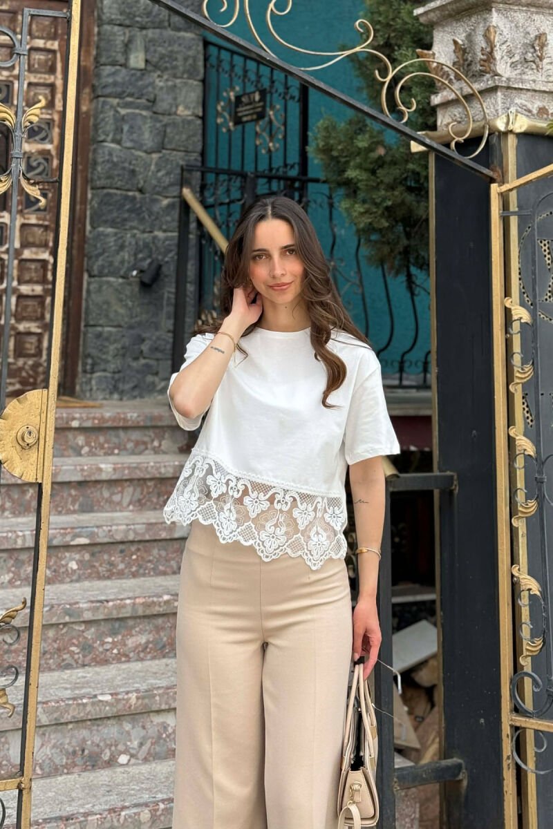 T-SHIRT ME DETAJ DANTELLE PER FEMRA NE NGJYRE TE BARDHE - 1