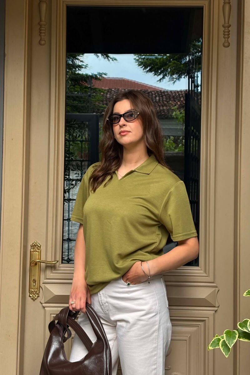 T-SHIRT NJE NGJYRESH ME JAKE POLO PER FEMRA NE NGJYRE JESHILE + 6 PALE ÇORAPE DHURATE - 3