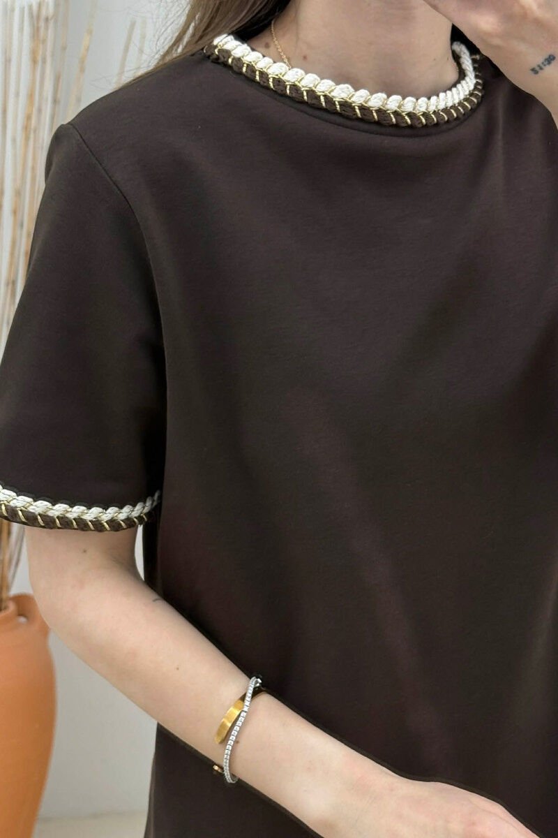 T-SHIRT NJE NGJYRESH ME DETAJ TEK QAFA PER FEMRA NE NGJYRE KAFE - 3