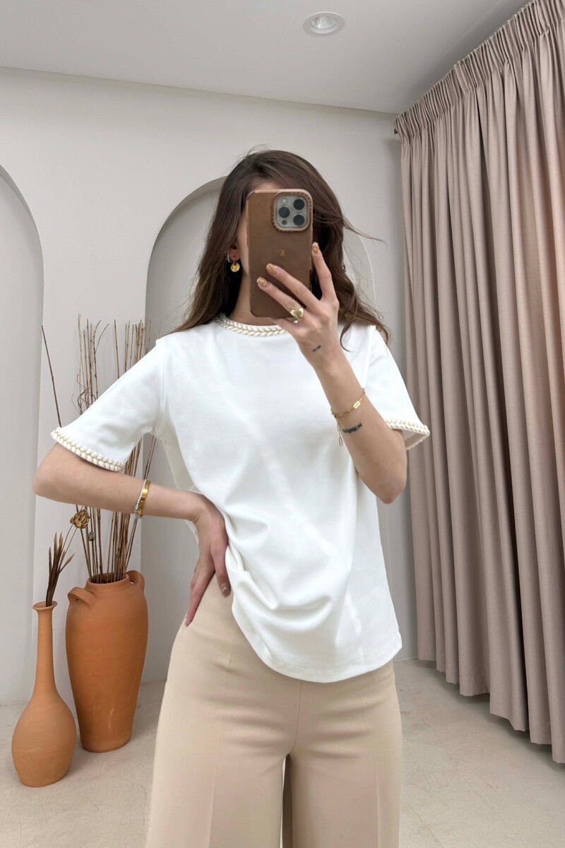 T-SHIRT NJE NGJYRESH ME DETAJ TEK QAFA PER FEMRA NE NGJYRE KREM - 1