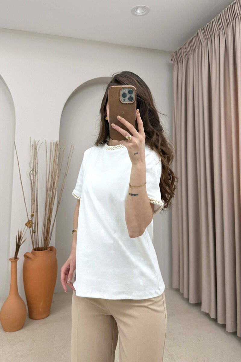 T-SHIRT NJE NGJYRESH ME DETAJ TEK QAFA PER FEMRA NE NGJYRE KREM - 2