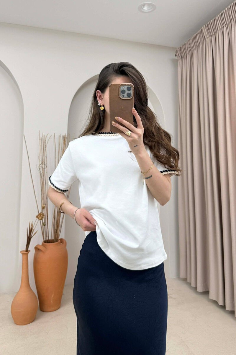 T-SHIRT NJE NGJYRESH ME DETAJ TEK QAFA PER FEMRA NE NGJYRE TE BARDHE - 1