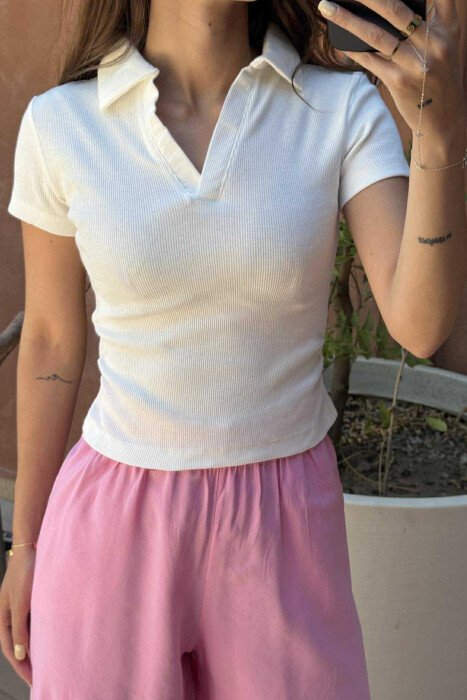 T-SHIRT NJË NGJYRËSH I THJESHTË ME JAKË POLO PËR FEMRA NË NGJYRËN E BARDHË - 2
