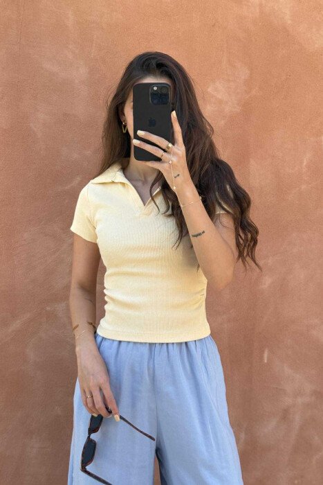 T-SHIRT NJË NGJYRËSH I THJESHTË ME JAKË POLO PËR FEMRA NË NGJYRËN E VERDHË - 2