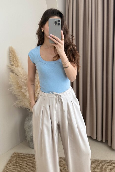 T-SHIRT NJË NGJYRËSH I THJESHTË PËR FEMRA NË NGJYRËN BABY BLUE - 1