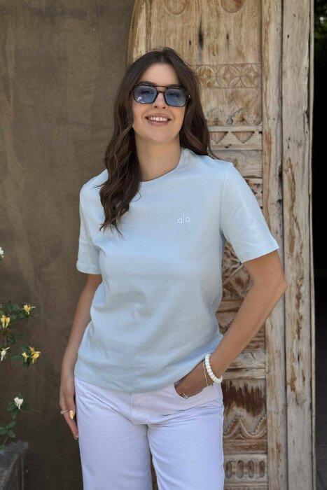 T-SHIRT NJË NGJYRËSH I THJESHTË PËR FEMRA NË NGJYRËN BLU E ZBARDHUR - 1